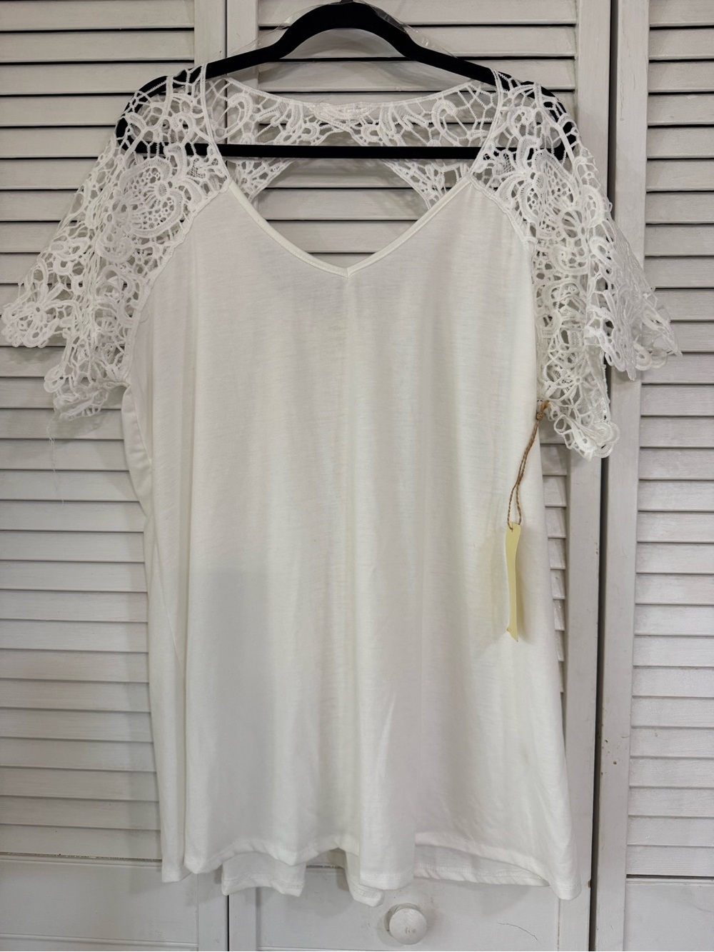 White lace top size 1x made by Paper and Tee